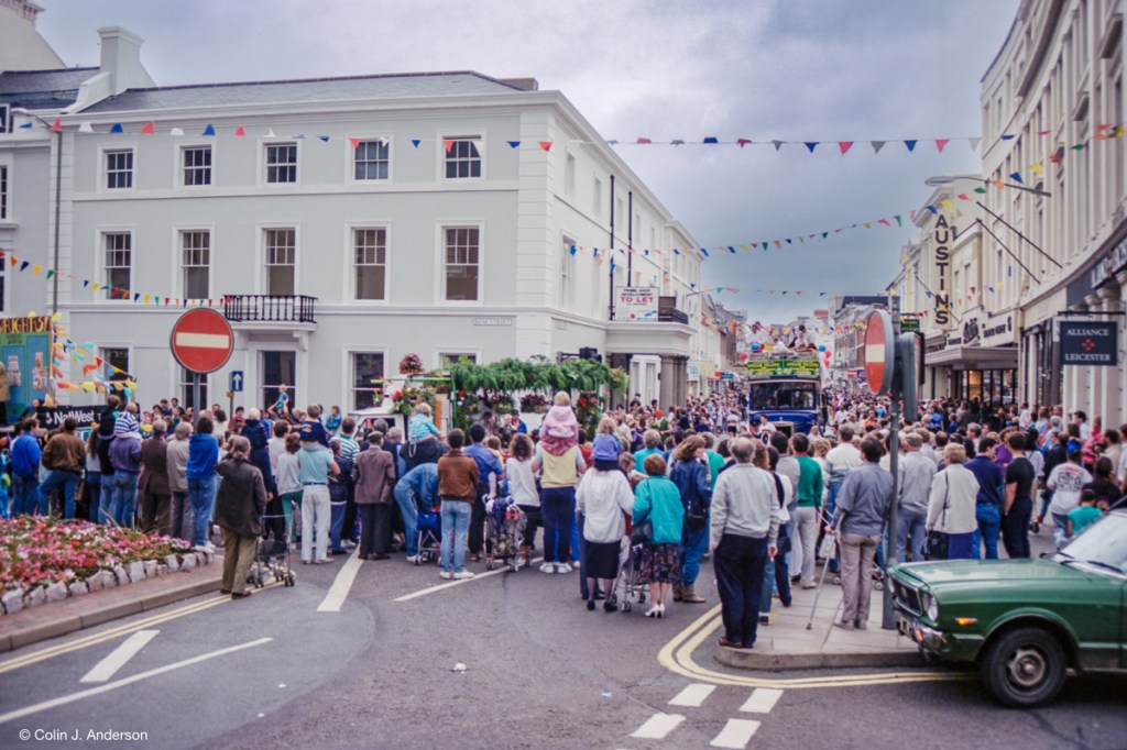 Newton Abbot in Old Pictures: The Globe Hotel To Let,&nbsp;1992